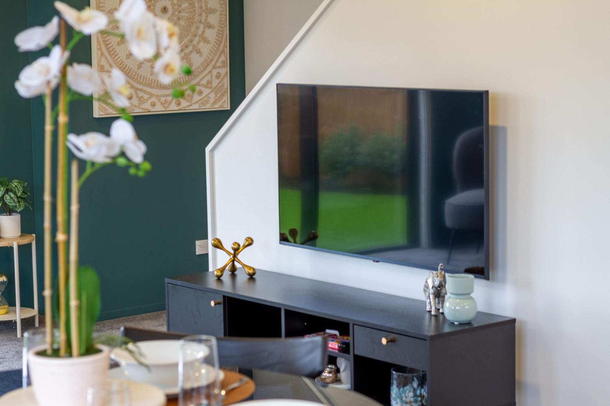 Serene Living 2 Bed With Carpark Christchurch Exterior photo